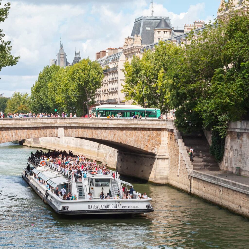 bateaux mouche kreuzfahrt auf der seine paris